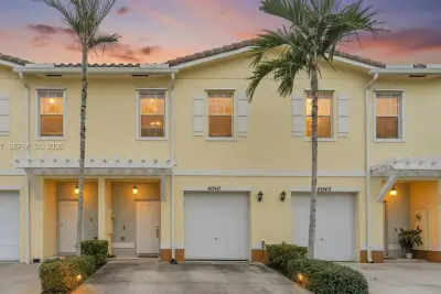 4040 NW 11th St, Lauderhill: photo 1 of 55