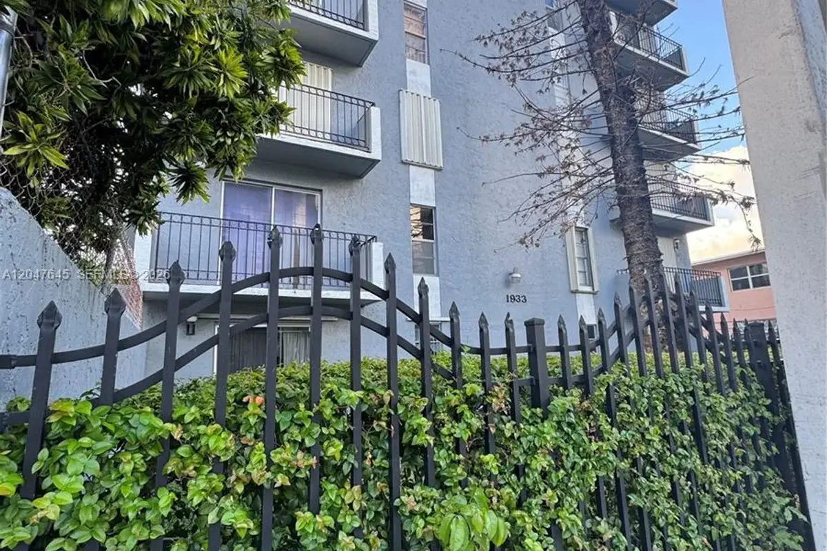 1933 SW 7th St #504, Miami: photo 1 of 37