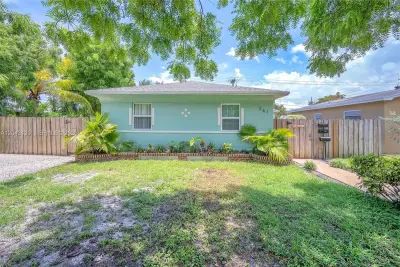 261 SW 15th St #3, Dania Beach: photo 1 of 8