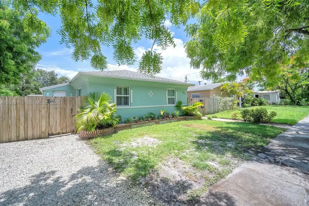 261 SW 15th St #2, Dania Beach: photo 1 of 18