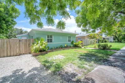 261 SW 15th St #2, Dania Beach: photo 1 of 18