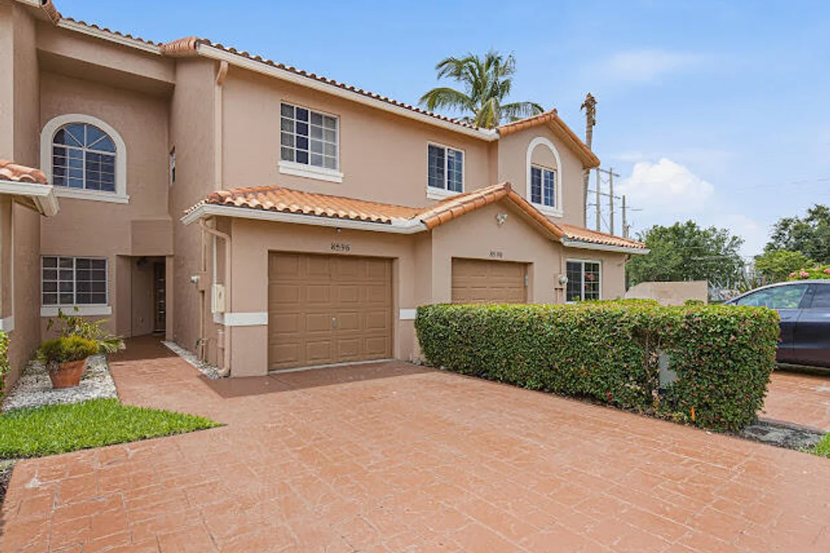 8596 Jade Dr, Tamarac: photo 1 of 30