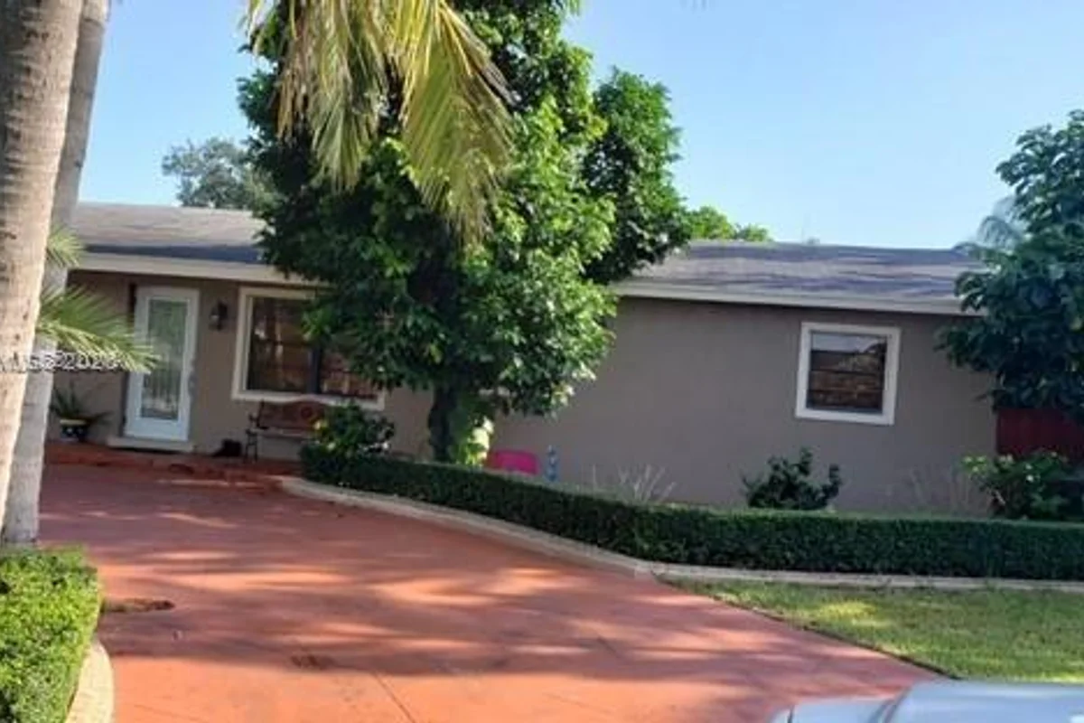 1065 NW 15th St, Homestead: photo 1 of 22