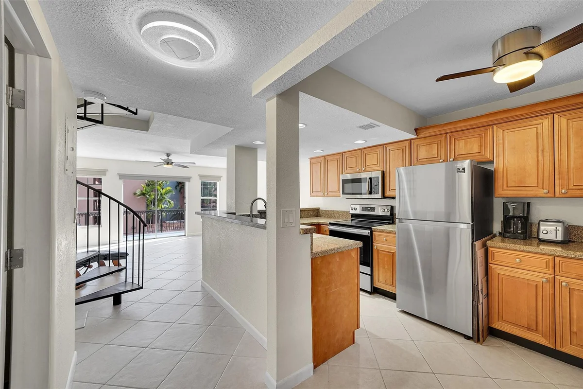 650 Tennis Club Dr #305, Fort Lauderdale: photo 1 of 47