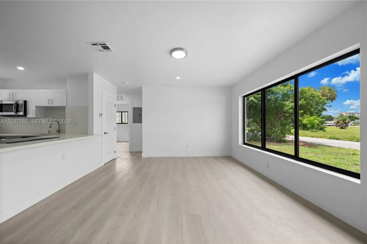 2983 NW 1st St, Pompano Beach: photo 1 of 30