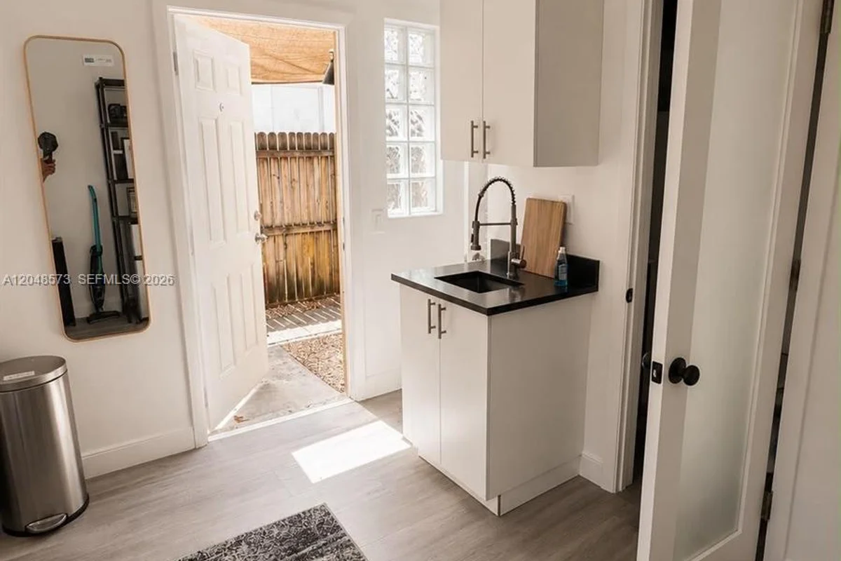 2032 NE 26th St #3, Wilton Manors: photo 1 of 8