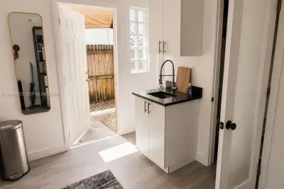 2032 NE 26th St #3, Wilton Manors: photo 1 of 8