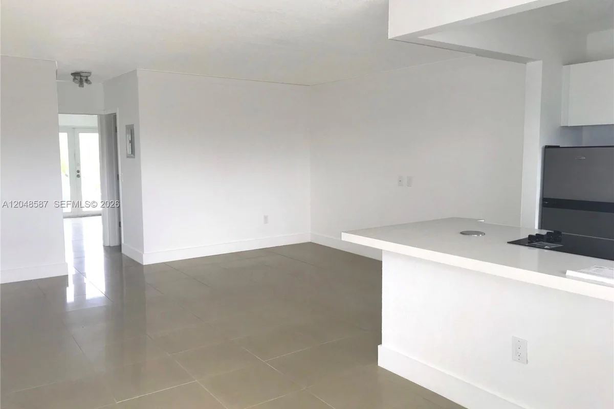 2185 NE 123rd St #203, North Miami: photo 1 of 9