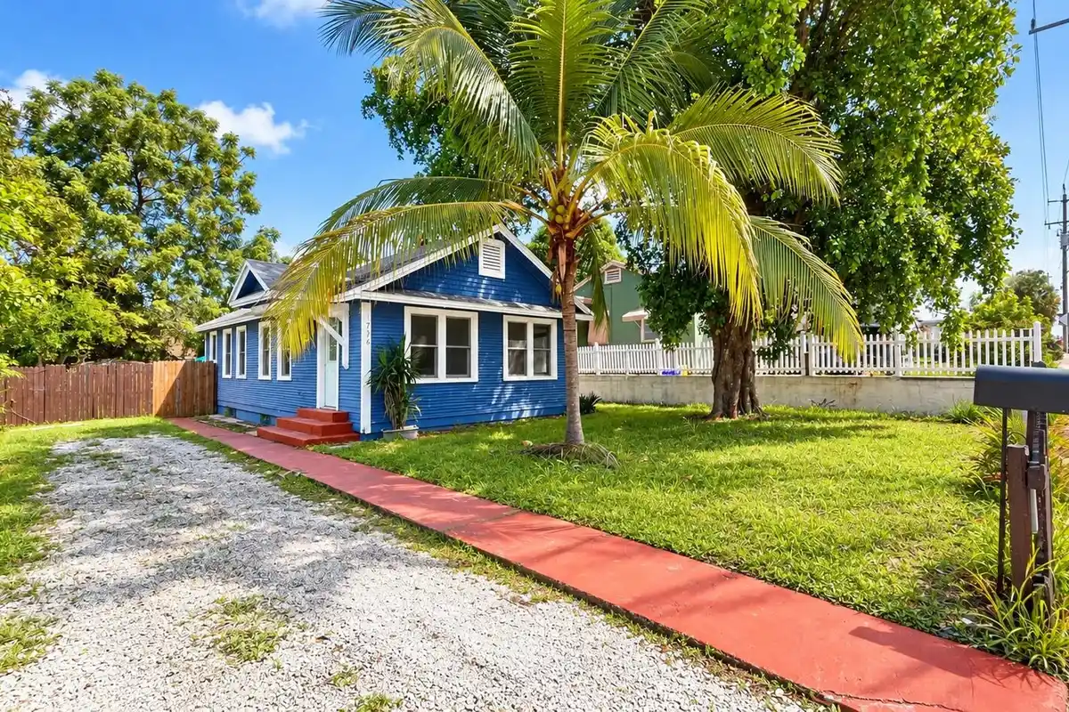 1736 7th Ave N, Lake Worth Beach: photo 1 of 4
