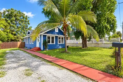 1736 7th Ave N, Lake Worth Beach: photo 1 of 4
