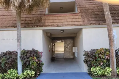 461 Ives Dairy Rd #204-2, Miami: photo 1 of 12