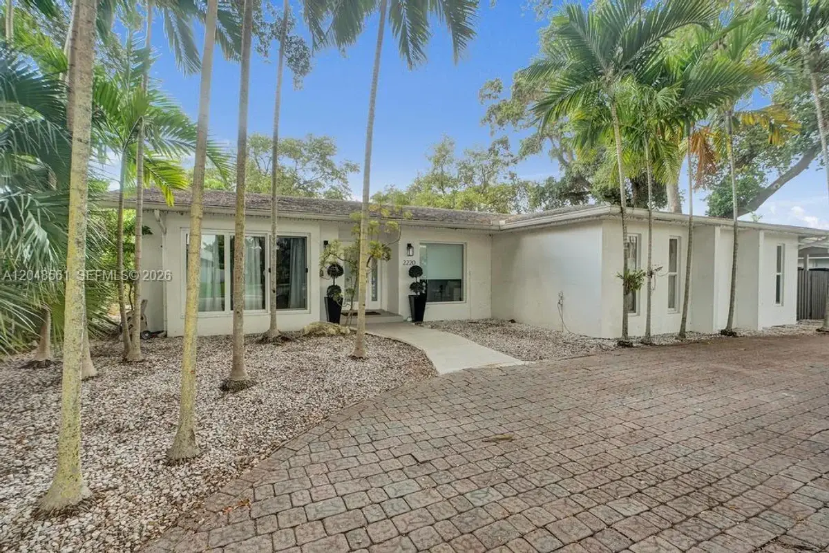 2220 NE 204th St, Miami: photo 1 of 24