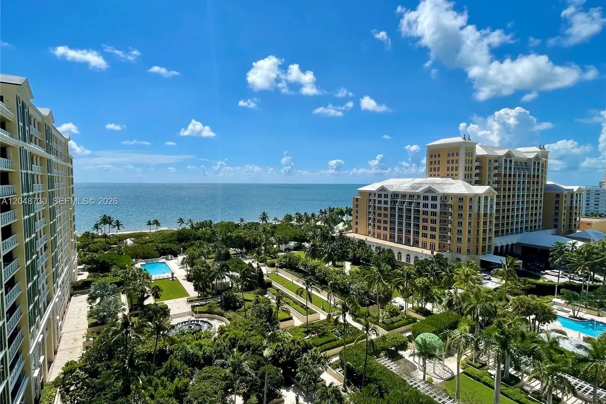 Condo in Key Biscayne: photo 1 of 36