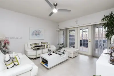 7032 SW 23rd St #16, Davie: photo 1 of 31