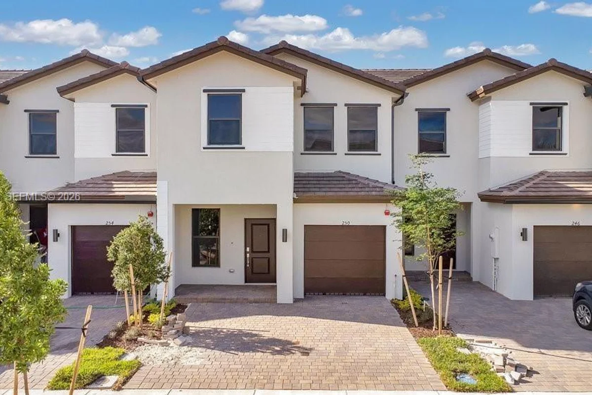 250 SW 159th Ln, Pembroke Pines: photo 1 of 17