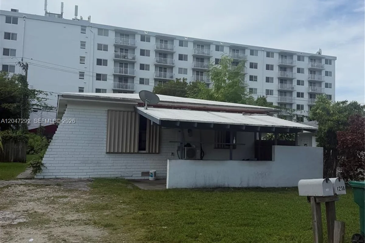 1258 NE 109th St, Miami: photo 1 of 11