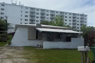 1258 NE 109th St, Miami: photo 1 of 11