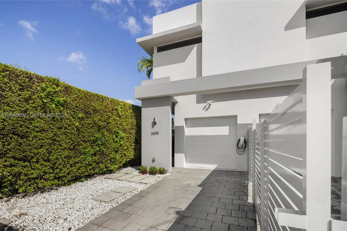 3655 SW 25th St, Miami: photo 1 of 25