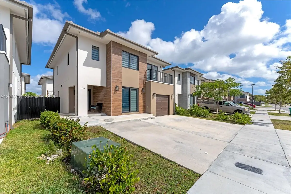 1164 NW 2nd St, Florida City: photo 1 of 28