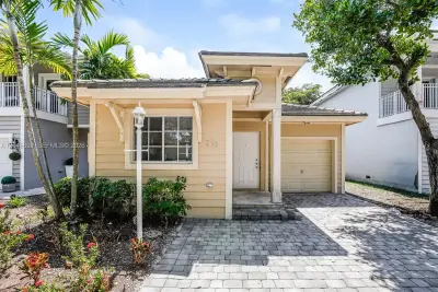 216 SE 32nd Ter, Homestead: photo 1 of 18
