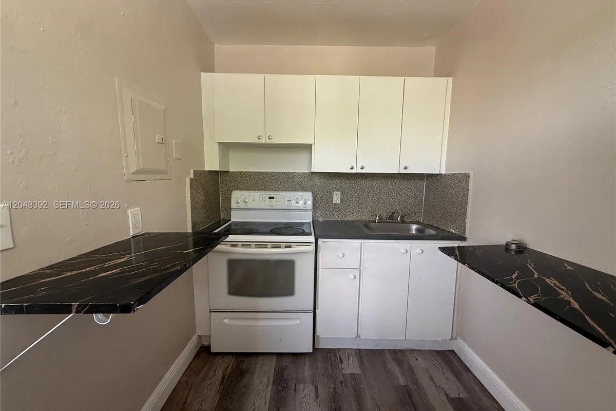 6901 NW 8th Ave #9, Miami: photo 1 of 9