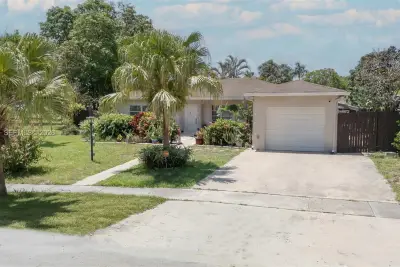 5045 SW 10th St, Margate: photo 1 of 39