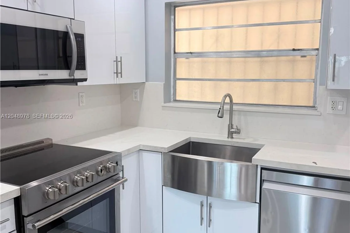 453 SW 2nd St #306C, Miami: photo 1 of 15