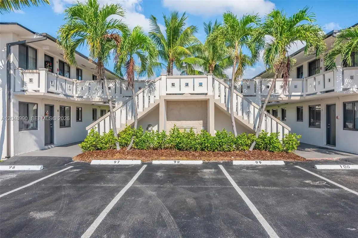 1345 W 28th St #4, Hialeah: photo 1 of 13