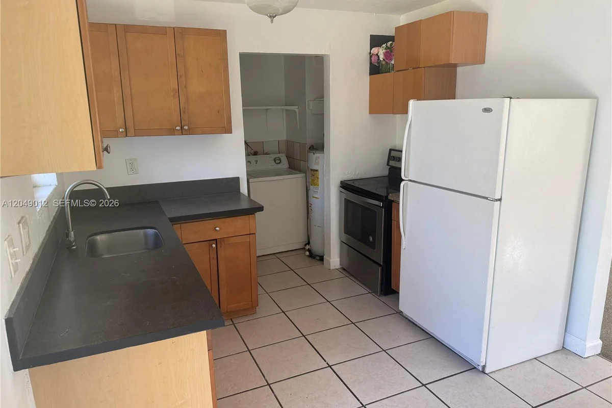 136 NW 14th Way, Dania Beach: photo 1 of 6