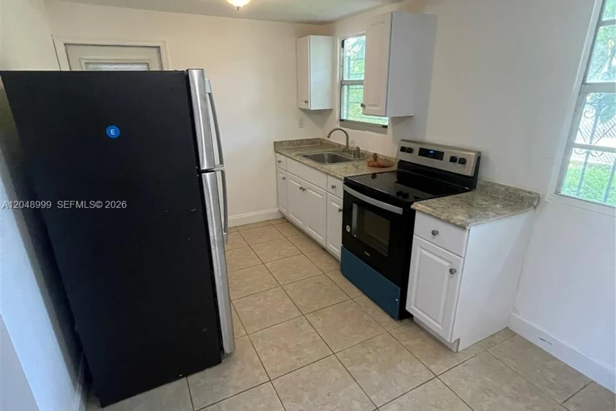453 SW 19th Rd, Miami: photo 1 of 6