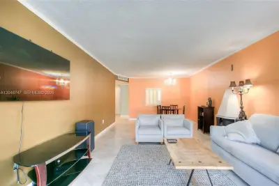 1501 NE 191st St #C106, Miami: photo 1 of 11