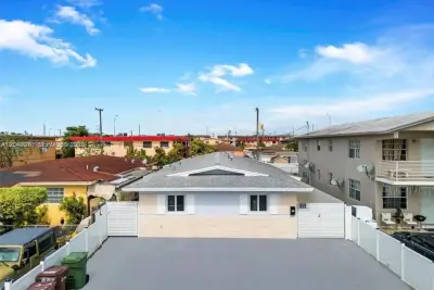 329 W 18th St, Hialeah: photo 1 of 23