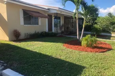 817 S B St, Lake Worth Beach: photo 1 of 12