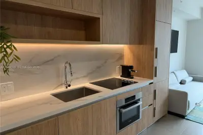11 NE 6th St #515, Miami: photo 1 of 9