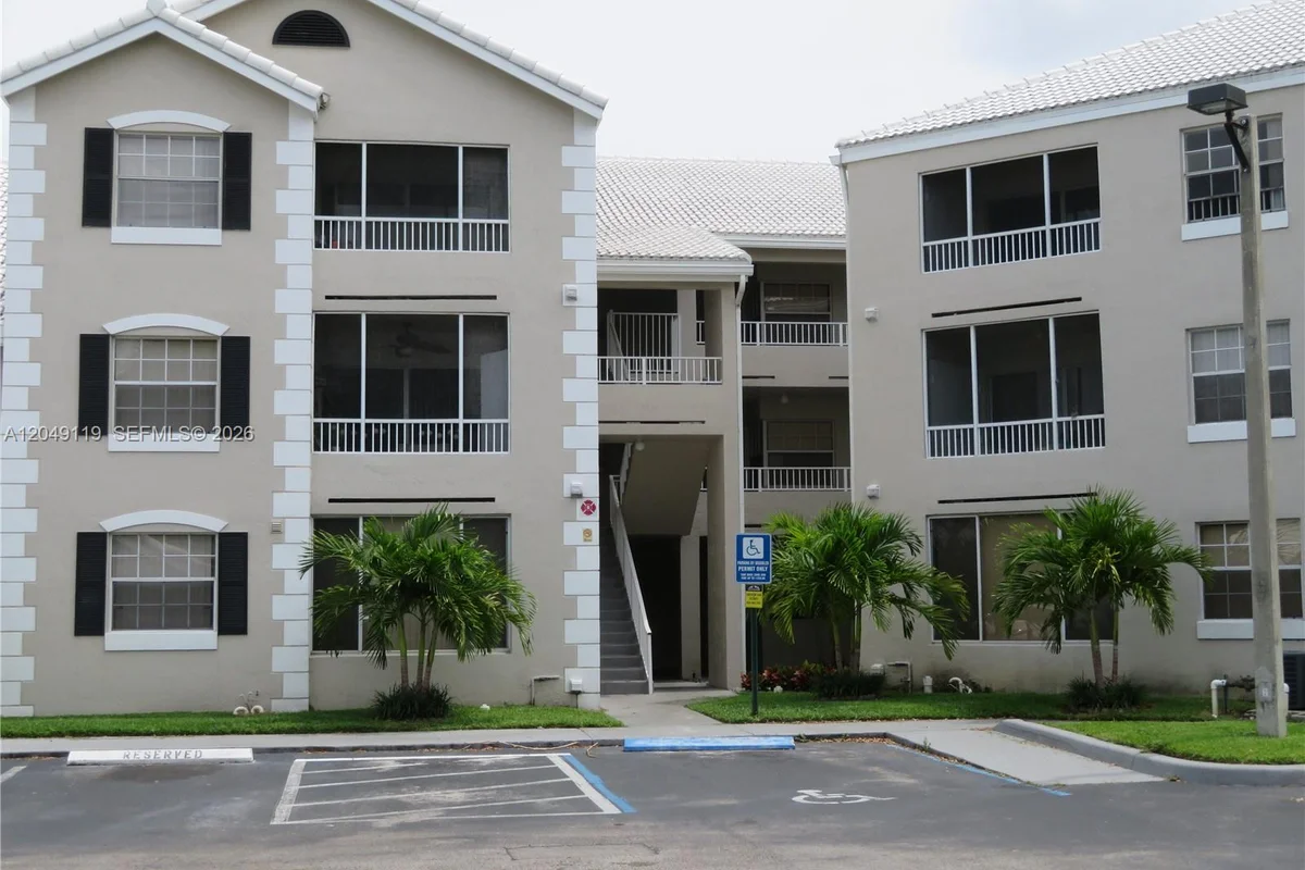 Condo in Oakland Park: photo 1 of 60