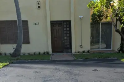 4413 NW 3rd Ave, Deerfield Beach: photo 1 of 11