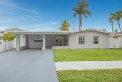 913 NE 2nd St, Hallandale Beach: photo 1 of 37