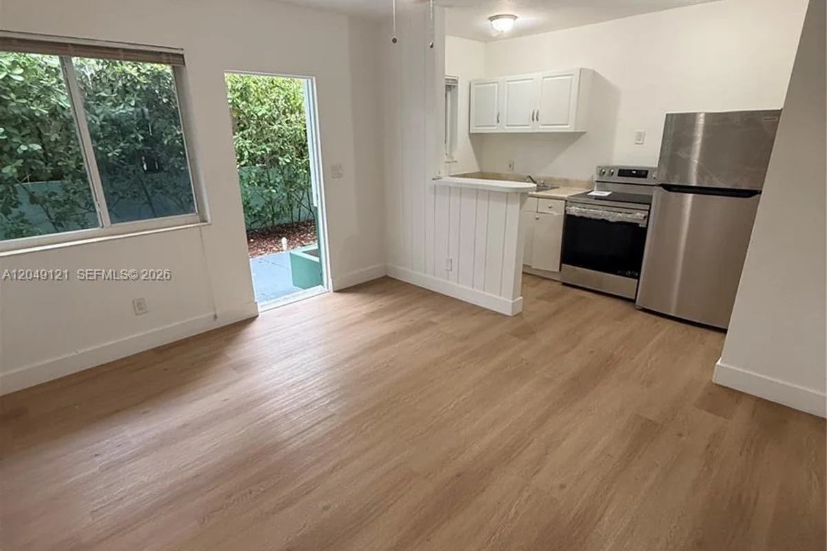479 SW 3rd St #3, Miami: photo 1 of 15