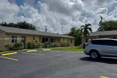Townhouse in North Miami Beach: photo 1 of 12