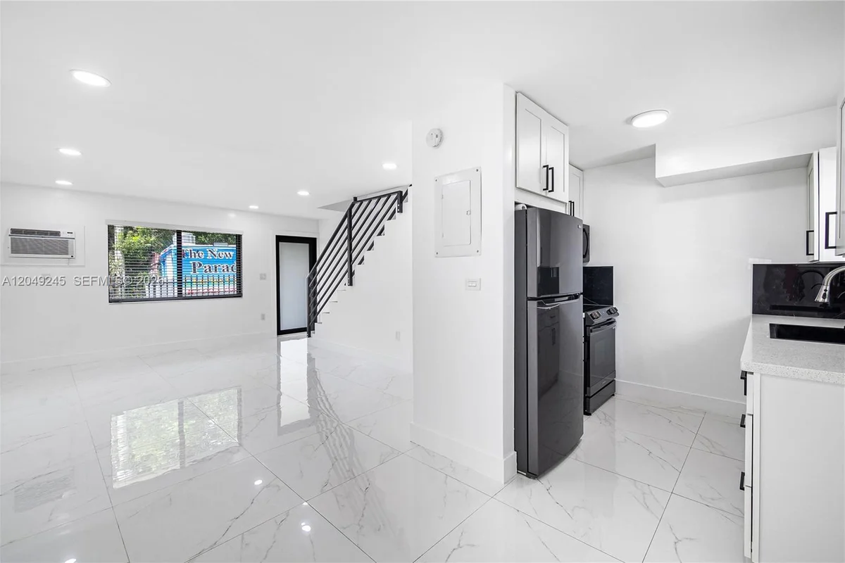 131 NE 77th St, Miami: photo 1 of 50