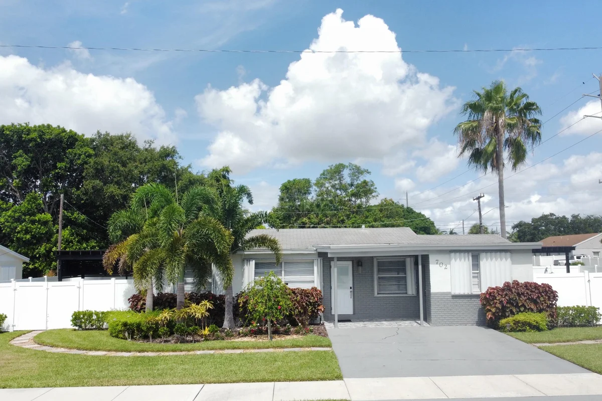 702 SW 1st St, Delray Beach: photo 1 of 32