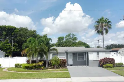 702 SW 1st St, Delray Beach: photo 1 of 32