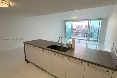Condo in Sunny Isles Beach: photo 1 of 41