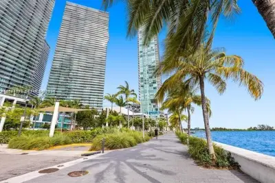 650 NE 32nd St #4205, Miami: photo 1 of 17