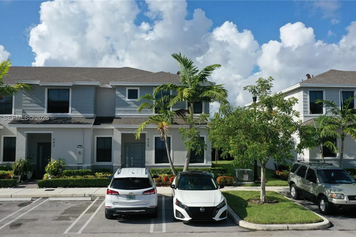 438 NE 12th St, Florida City: photo 1 of 21