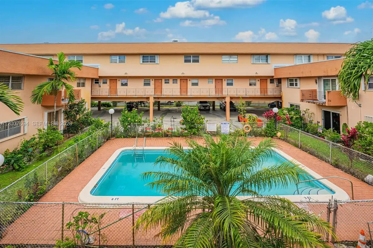 1100 W 35th St #23, Hialeah: photo 1 of 30