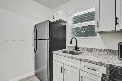 200 NW 13th St #5, Miami: photo 1 of 16