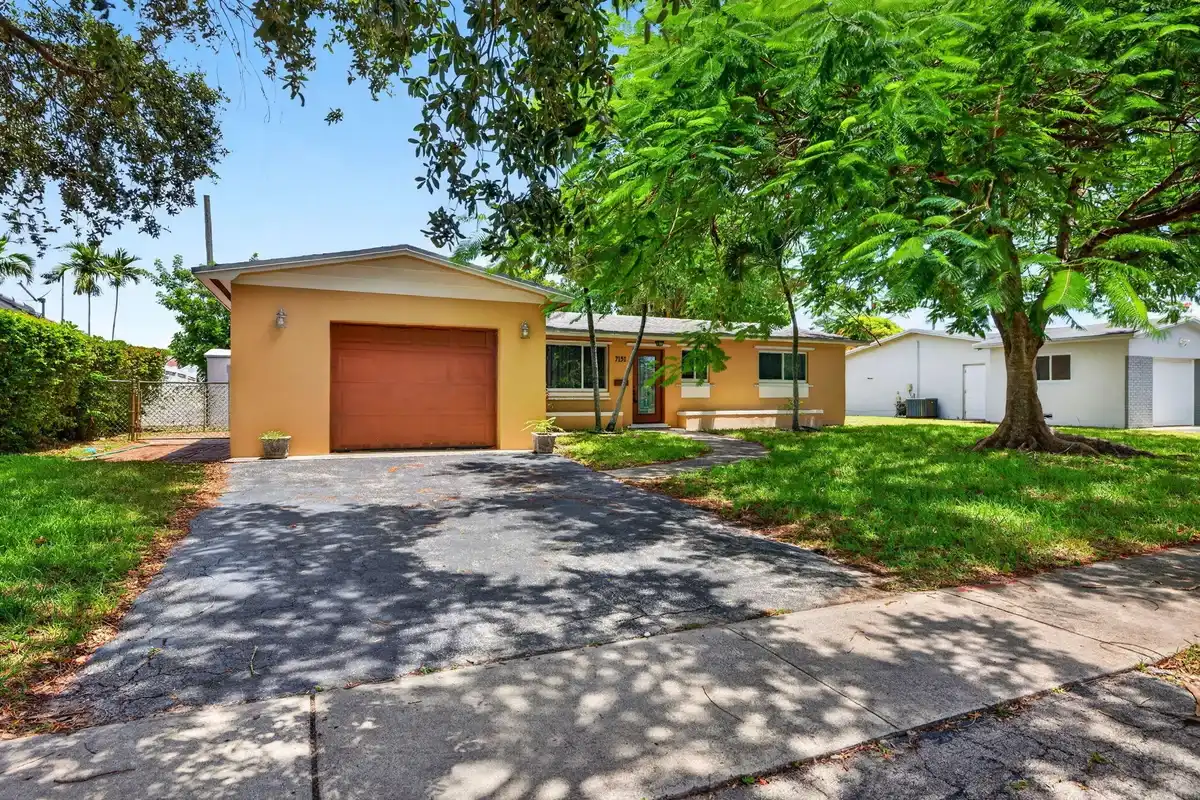 7151 SW 5th Ct, Pembroke Pines: photo 1 of 11