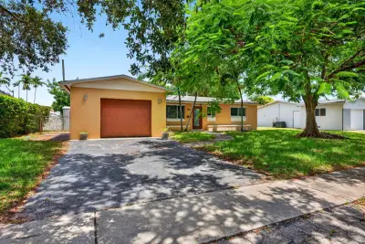 7151 SW 5th Ct, Pembroke Pines: photo 1 of 11