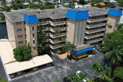 Condo in Fort Lauderdale: photo 1 of 16